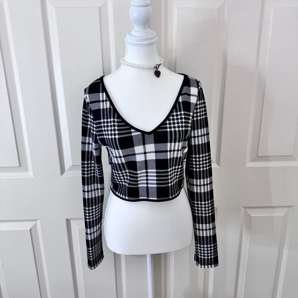 Black White Plaid V-Neck Long Sleeve Crop Top
